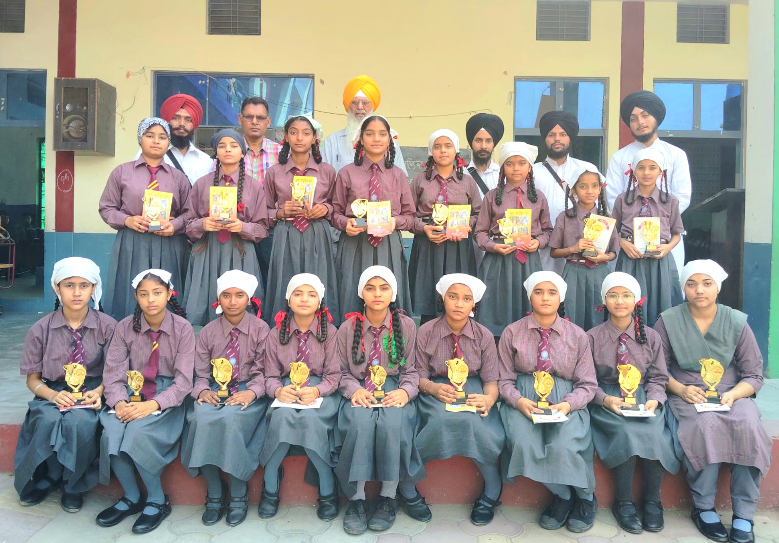 गुरमति शिक्षा शिविर के समापन पर बच्चों को सम्मानित किया गया